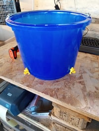 Kerbl Hobbyfarming Baromfi Itatóvödör Négy Nippeles Itatóval – Csirkék és Szárnyasok Számára — fedő nélkül (állapot: lásd a 2. képet) 4
