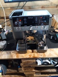 Ninja Luxe Premier ES601EUGM 3 v 1 pákový kávovar na espresso a cold brew so vstavaným mlynčekom a napeňovačom mlieka, šedý kov, používaný 2