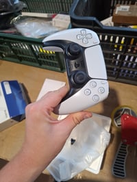 Bezdrôtový ovládač Sony DualSense pre PS5, biely — poškodený, na súčiastky: tlačidlo R2 je zlomené (stav: pozri 2. obrázok) 3