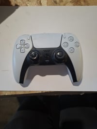 Bezdrôtový ovládač Sony DualSense pre PS5 v bielej farbe, používaný — Ľavá páčka má silný drift (stav: pozri 2. obrázok) 2