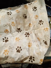 Eteiylt chladiaca podložka pre psov a mačky 60x50 cm, vodoodolný chladiaci matrac pre malé a veľké domáce zvieratá, ľahko čistiteľný, vzor labiek a kostí 2