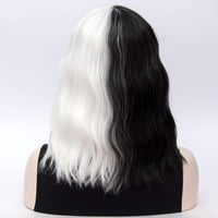 TANTAKO Fekete-Fehér Cosplay Paróka Szett - Hőálló Hullámos Műhaj Cruella Jelmezhez Piros Kesztyűvel, Gyöngy Nyaklánccal 6