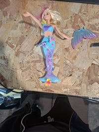 Barbie Varázslatos Sellő Baba Meglepetés Virágnyílással, Gyöngyös Hajpánttal, Hosszú Szőke Hajjal — törött alj (állapot: lásd a 2. képet) 6