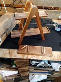 Etajeră pliabilă cu 3 niveluri Relaxdays din lemn de salcâm, 38x41x15 cm — porțiune de lemn deteriorată la baza unuia dintre suporturi (stare: vezi a 2-a imagine) 3