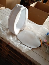 PEPE Mobility WC nadstavec s vekom 10 cm, biely ortopedický zdvihák — prasklina na plastových pántoch (stav: pozri 2. obrázok) 2