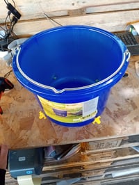 Kerbl Hobbyfarming Baromfi Itatóvödör Négy Nippeles Itatóval – Csirkék és Szárnyasok Számára — fedő nélkül (állapot: lásd a 2. képet) 2