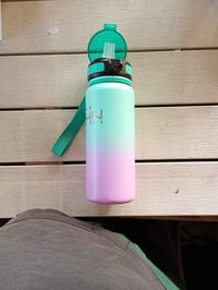 Nerezová fľaša na vodu Motswedi so slamkou 750 ml, akvamarínovo-fialová — chybná, čiastočne funkčná: Zlomený uzáver (stav: pozri 2. obrázok) 2