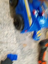 PAW Patrol Chase távirányítós rendőrautó fényeffektekkel — hibás, részben működik: önállóan mozgó, késve reagáló (állapot: lásd a 2. képet) 3