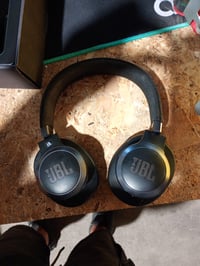 Bluetooth slúchadlá JBL Live 660NC cez uši, čierne, s potlačením hluku — chybné, na náhradné diely: Nefunguje nabíjací port (stav: pozri 2. obrázok) 3