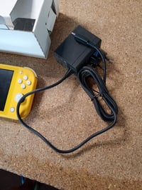 Prijenosna igraća konzola Nintendo Switch Lite u žutoj boji, standardno izdanje, rabljeno stanje 3