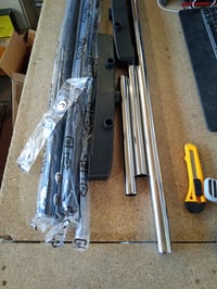 Amazon Basics Görgős Ruhásszekrény Állvány Kerekekkel, Króm, 91,5-145 x 42 x 134-161 cm — hiányzó sarokelemek (állapot: lásd a 2. képet) 2