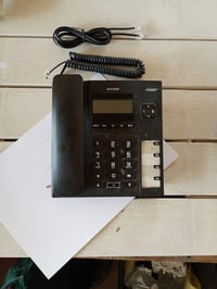 Káblový stolný telefón Alcatel T56 s čiernym LCD displejom, hlasitým odposluchom, 4 tlačidlami rýchlej voľby a zoznamom hovorov, vhodný na domáce i kancelárske použitie 2