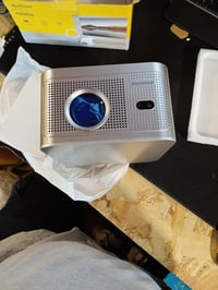 Mini projektor Alwtniet s Google TV, natívne rozlíšenie 1080P, podpora 4K, 650 ANSI, prenosný — bez diaľkového ovládača (stav: pozri 2. obrázok) 2