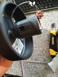 Stropné svietidlo EGLO Mogano — poškodené, čiastočne funkčné: časť, ktorú pripájame do elektrickej siete, je zlomená (stav: pozri 2. obrázok) 2