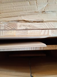 Astigarraga Kit Line 4 ajtós fenyőfa szekrény 4 polccal, 105,4x70,8x33 cm — kopott szélek és polcrészek (állapot: lásd a 2. képet) 2