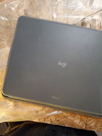 Klávesnicový kryt Logitech Combo Touch pre iPad Air 13" (M2/M3/M4) 2024/2025 — fľakatý, poškriabaný, pretlačený povrch (stav: pozri 2. obrázok) 3