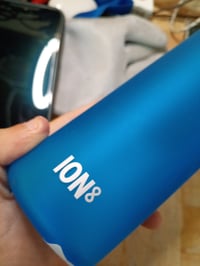 Fľaša ion8 500 ml modrá, otváranie jednou rukou, bez obsahu BPA, nepriepustná, zacvakávací uzáver — škrabanec na gumenej časti (stav: pozri 2. obrázok) 3