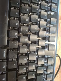Mechanická RGB klávesnica Turtle Beach Vulcan II Tactile — Chýba jeden kláves a medzi klávesmi sú vlasy (stav: pozri 2. obrázok) 5
