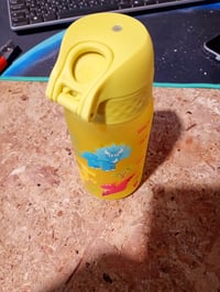 Fľaša na vodu ion8 500 ml s motívom draka, nepriepustná, otváranie jednou rukou, bez BPA, vhodná do umývačky riadu — používaná (stav: pozri 2. obrázok) 2