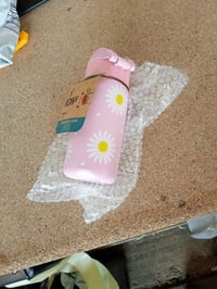 Sticlă pentru copii ion8 din oțel inoxidabil 400 ml, model cu margarete, roz, etanșă — mică lovitură la bază (stare: vezi a 2-a imagine) 2