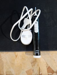 Periuță de dinți electrică Oral-B Pro Series 1 Plus, culoare negru, cu stație de încărcare, capete de schimb — lipsesc 3 capete de periaj (stare: vezi a 2-a imagine) 2