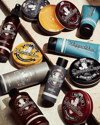 Dapper Dan Deluxe Pomade - Közepes Tartású Hajformázó Férfiaknak - Vízalapú, Rugalmas Tartás, Természetes Fény - 50ml 2