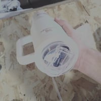 Termo hrnček Stanley Quencher H2.0 FlowState so slamkou, 1,2 l, krémová farba, nehrdzavejúca oceľ, dvojstenná izolácia 2