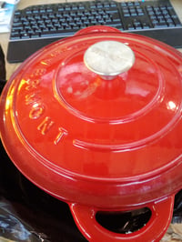 Caserolă din fontă emailată Overmont cu capac, 26 cm, 5,2 L, roșu - pentru cuptor — defect minor de vopsea pe capac (stare: vezi a 2-a imagine) 3