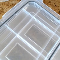 Iris Ohyama DDAT-L Légmentes Műanyag Tárolódoboz Tetővel, 50L, 4 — A 4 db tetőből 3 db tetőn kisebb sérülés van (állapot: lásd a 2. képet) 3