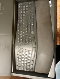 Logitech ERGO K860 Vezeték Nélküli Ergonomikus Billentyűzet, Osztott Kialakítás, Csuklótámasztékkal, Bluetooth és USB, QWERTZ, Grafit 2