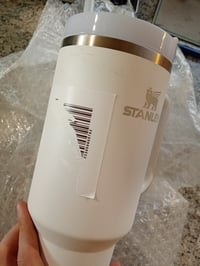 Termoska Stanley Quencher H2.0 FlowState 1,2 l – Frost biela – So slamkou a rukoväťou – malý škrabanec (stav: pozri 2. obrázok) 2