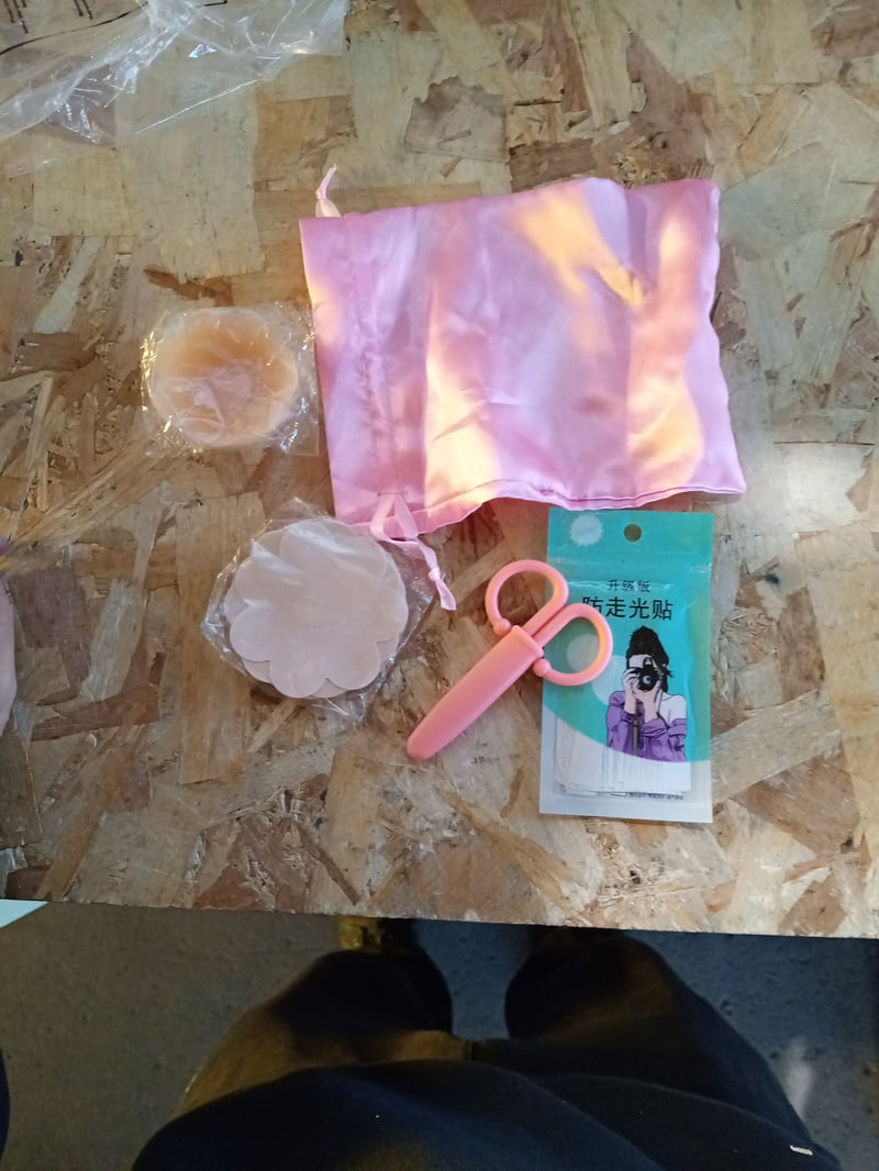 Oiomniv Boob Tape Ragasztós Push Up Melltartó Szalag Szilikon Mellbimbó Fedőkkel — melltartó szalagok nélkül (állapot: lásd a 2. képet)