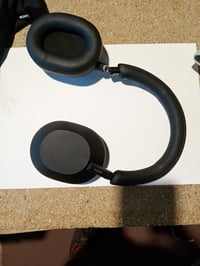 Bezdrôtové slúchadlá s potlačením hluku Sony WH-1000XM5 — chybné, na náhradné diely: prasknuté nad pravým slúchadlom (stav: pozri 2. obrázok) 3