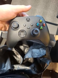 Herná konzola Microsoft Xbox Series X 1TB čierna, repasovaná súprava ovládača a konzoly s drobnými škrabancami pri HDMI porte 7