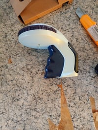 Aparat de etichetare manual DYMO Omega cu sistem rotativ de tip „click”, design ergonomic, pentru uz casnic și hobby, bandă de embosare neagră 2