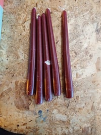 Lumânări conice simple Bolsius, roșu bordeaux, 50 buc, 24,5 cm, fără parfum, pe bază de plante — 5 lumânări cu defecte cosmetice (stare: vezi a 2-a imagine) 2