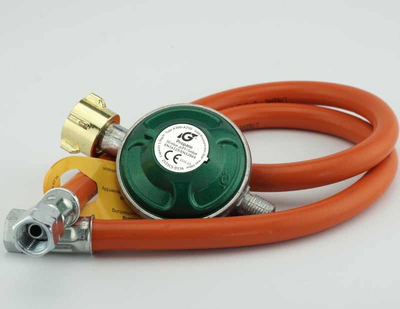 Set regulator de presiune gaz Bachfischer DSS cu etichetă de siguranță și furtun de gaz de 80 cm, 50 mbar, pentru arzătoare, grătare cu gaz și grătare pentru paella