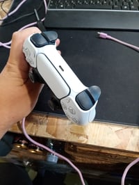 Bezdrôtový ovládač Sony DualSense bielej farby pre konzolu PlayStation 5 – použitý stav 3