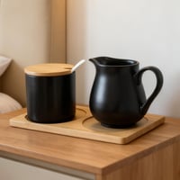 Set BAIFULAI din ceramică neagră pentru lapte și zahăr, cu capac și linguriță, latieră, zaharniță și tăviță din lemn 6
