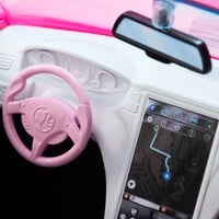 Ružové kabriolet Barbie HBT92 Dreamland pre 2 bábiky – otáčavé kolesá, realistické detaily, od 3 rokov 4