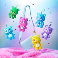 Basic Fun Care Bears Caring Cuties 15 cm plyšová figúrka s klipom – zberateľská plyšová hračka s prekvapením, trblietavými očami, stuhou a kovovou sponou 2