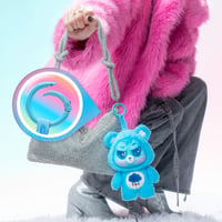 Basic Fun Care Bears Caring Cuties 15 cm plyšová figúrka s klipom – zberateľská plyšová hračka s prekvapením, trblietavými očami, stuhou a kovovou sponou 6