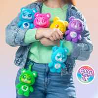 Basic Fun Care Bears Caring Cuties 15 cm plyšová figúrka s klipom – zberateľská plyšová hračka s prekvapením, trblietavými očami, stuhou a kovovou sponou 3