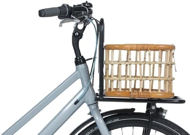 Zadný cyklokošík Basil Green Life Rattan, veľkosť M – 18 l, hnedý, ručne vyrobený, ekologický ratan, odolný voči poveternostným vplyvom