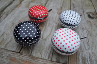 Cyklistický zvonček Basil Polkadot – čierny s bielymi bodkami – 80 mm 2