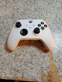 Xbox bežični kontroler Robot White, 2025. — neispravan, djelomično radi: lijeva analogna palica zapinje gore-dolje (stanje: vidi 2. sliku) 2