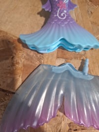 Barbie Varázslatos Sellő Baba Meglepetés Virágnyílással, Gyöngyös Hajpánttal, Hosszú Szőke Hajjal — törött alj (állapot: lásd a 2. képet) 4