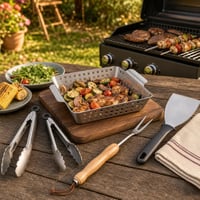 Kertparti grillmentő készlet: 2 db hőálló csipesz + kihúzható grillvilla + grill spatula + grillkosár 1