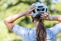 Cască de ciclism BBB Cycling Condor 2.0 BHE-173 pentru MTB și cursieră, cu cozoroc detașabil, alb lucios, mărimea M (52-58 cm) 3