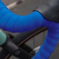 Omotávka na riadidlá bicykla BBB RaceRibbon BHT-01, protišmyková a tlmiaca vibrácie, vhodná na MTB aj cestné bicykle, vrátane lepiacej pásky a koncoviek riadidiel. 5